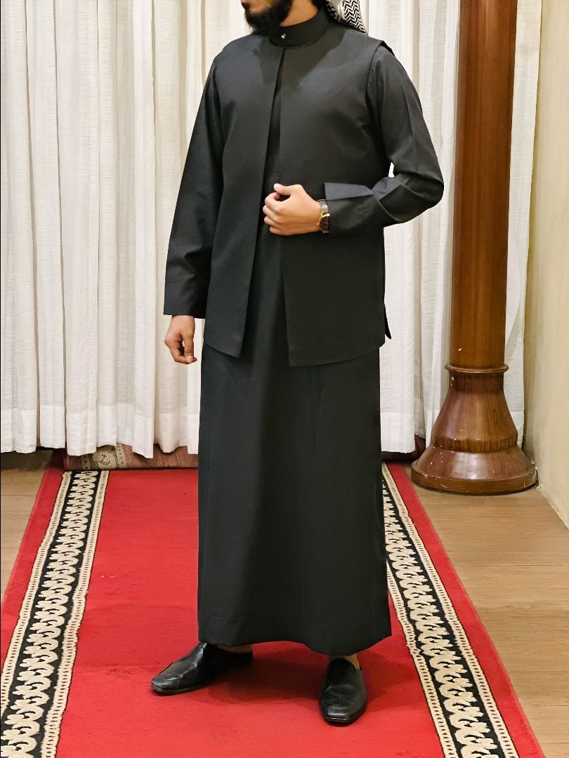 Royal Black Thobe – Classic Arabian Elegance - Image 2