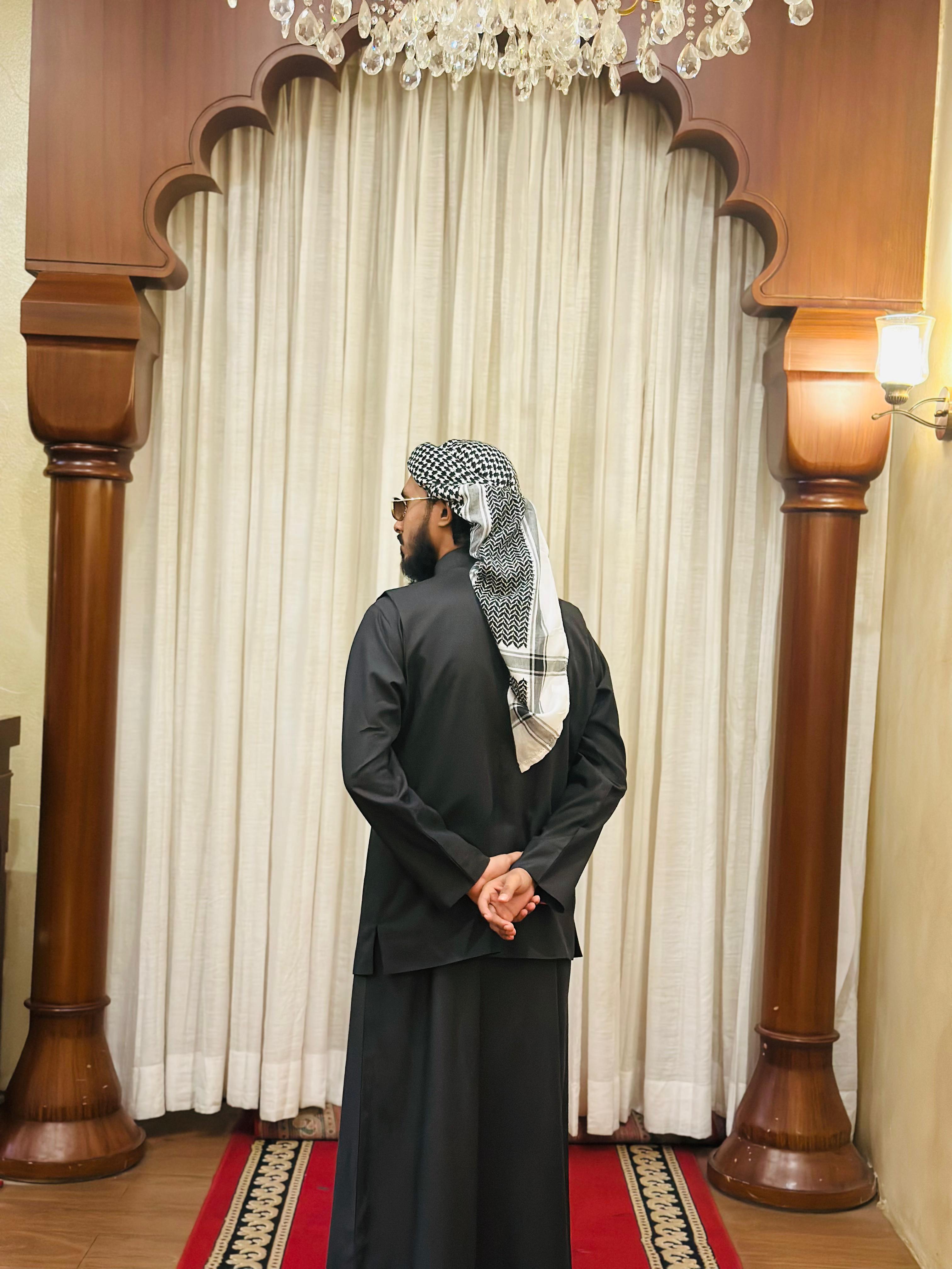 Royal Black Thobe – Classic Arabian Elegance - Image 1